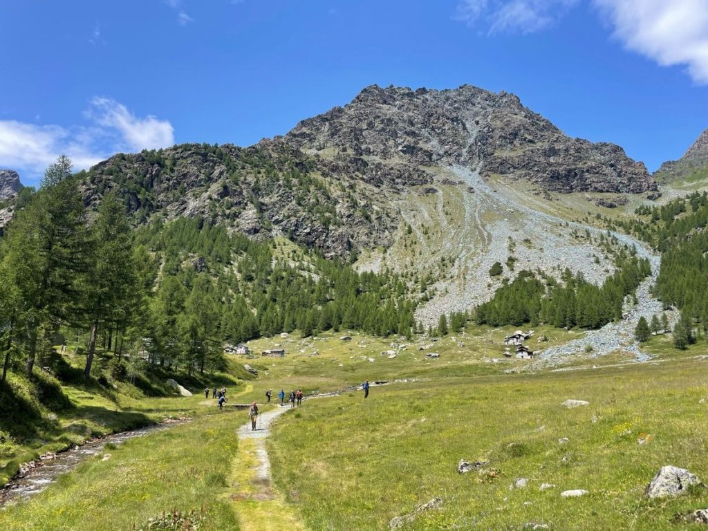 Più a valle torna il sole. E con lui, l'energia e i ricordi di tre giorni vissuti lontano da tutto (foto M. Comi)