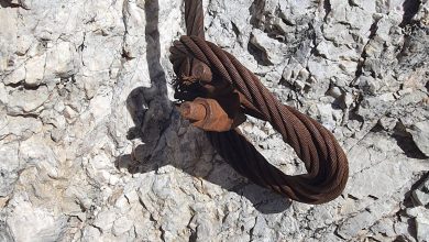 Sentiero del Centenario, cavi e ancoraggi arrugginiti