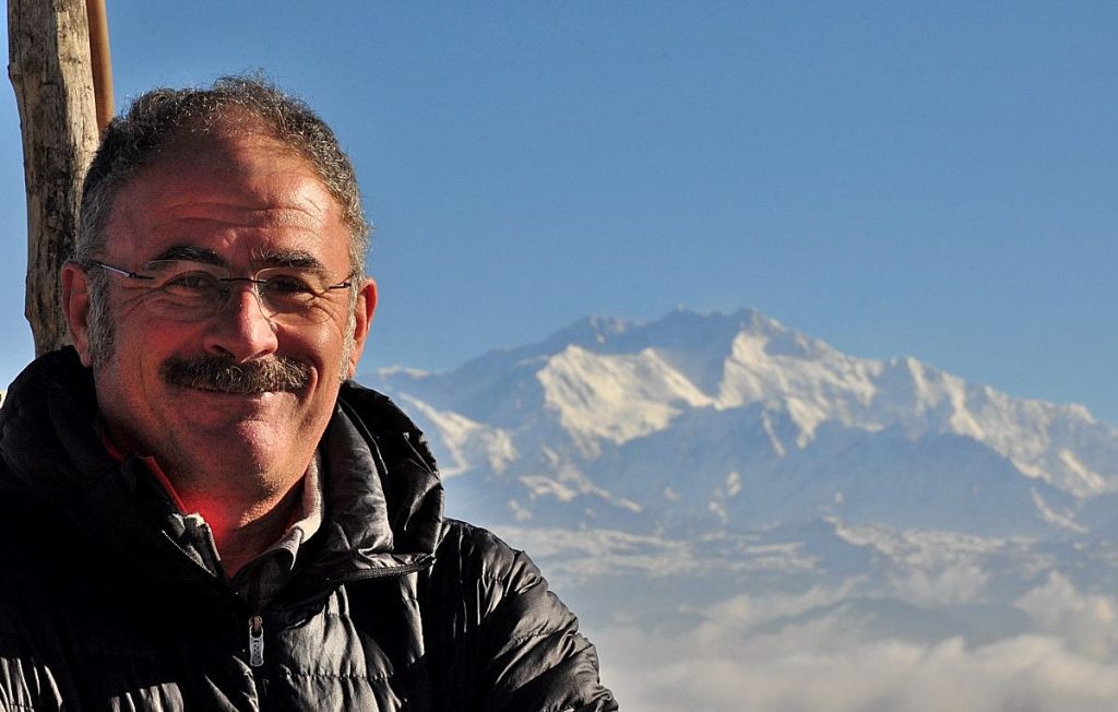 Stefano Ardito davanti al Kangchenjunga