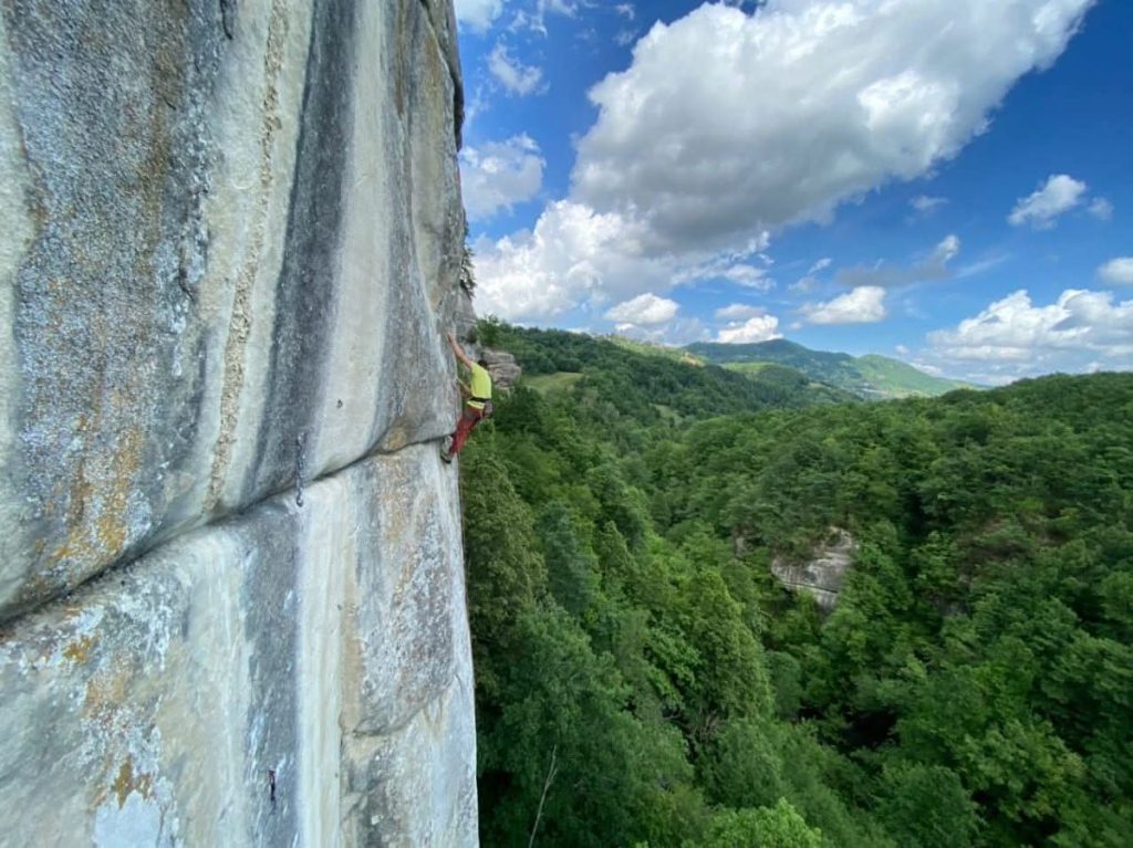 Sulla falesia delle Sassane. Foto Elisabetta Dall'Olio