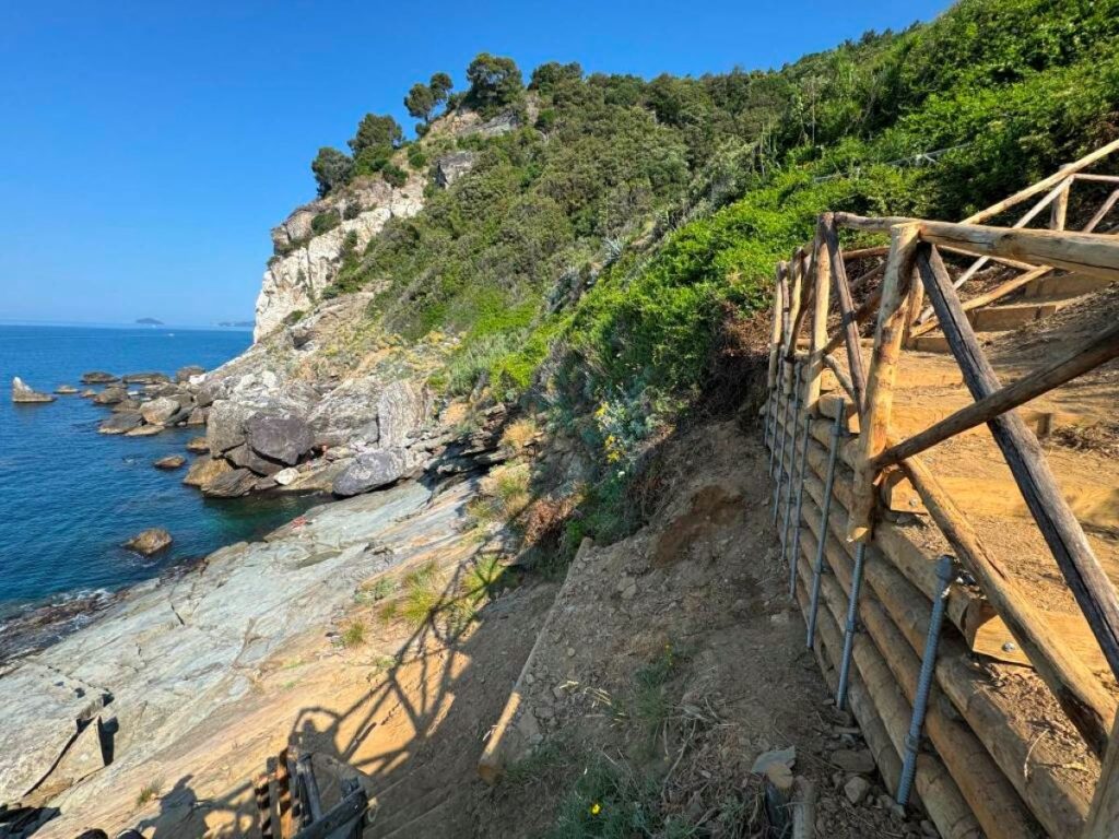 Un tratto del sentiero per la Punta Bianca messo in sicurezza