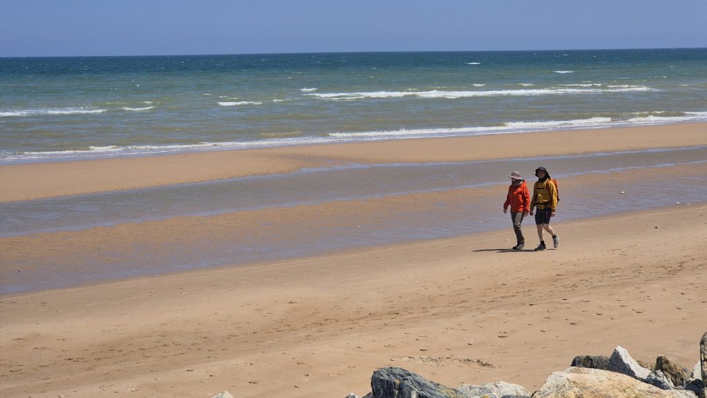 Escursionisti a Omaha Beach, foto Stefano Ardito