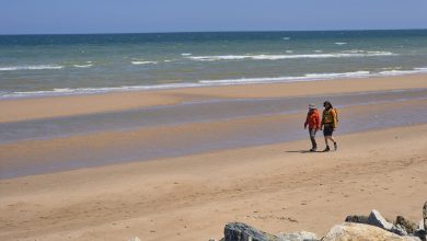 Escursionisti a Omaha Beach, foto Stefano Ardito