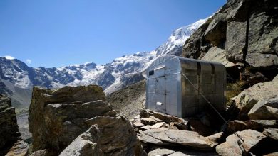 Il Bivacco Valentino Belloni (2509 m), sopra Macugnaga. Sullo sfondo la Punta Gnifetti e la Punta Tre Amici. Foto Cesare Re