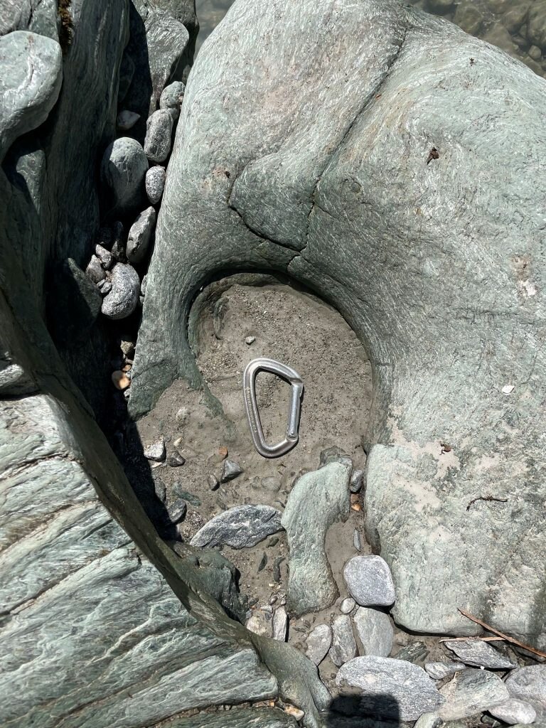 Intorno, la roccia racconta la sua memoria con rughe e pieghe (foto M. Comi)