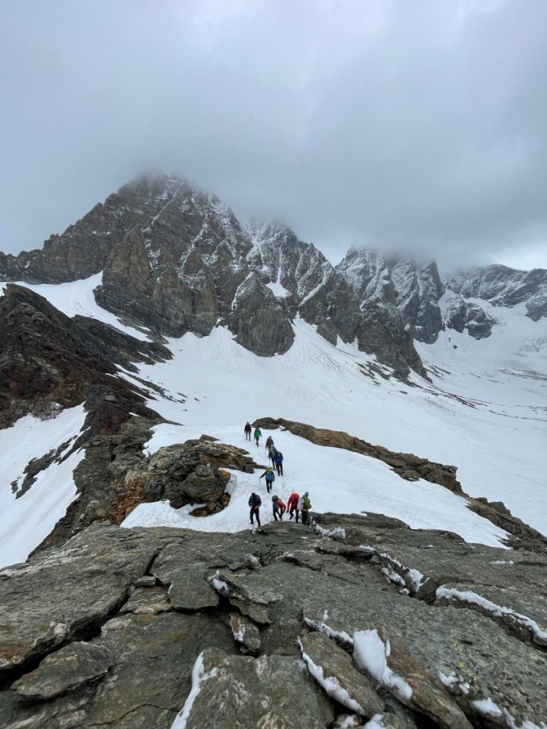 Le nebbie tornano e la pioggia, mista a neve, decide di restare (foto M. Comi)
