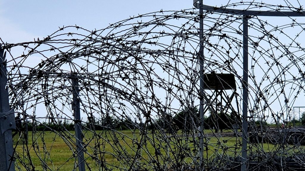 Sbarramenti di filo spinato tedeschi, foto Stefano Ardito