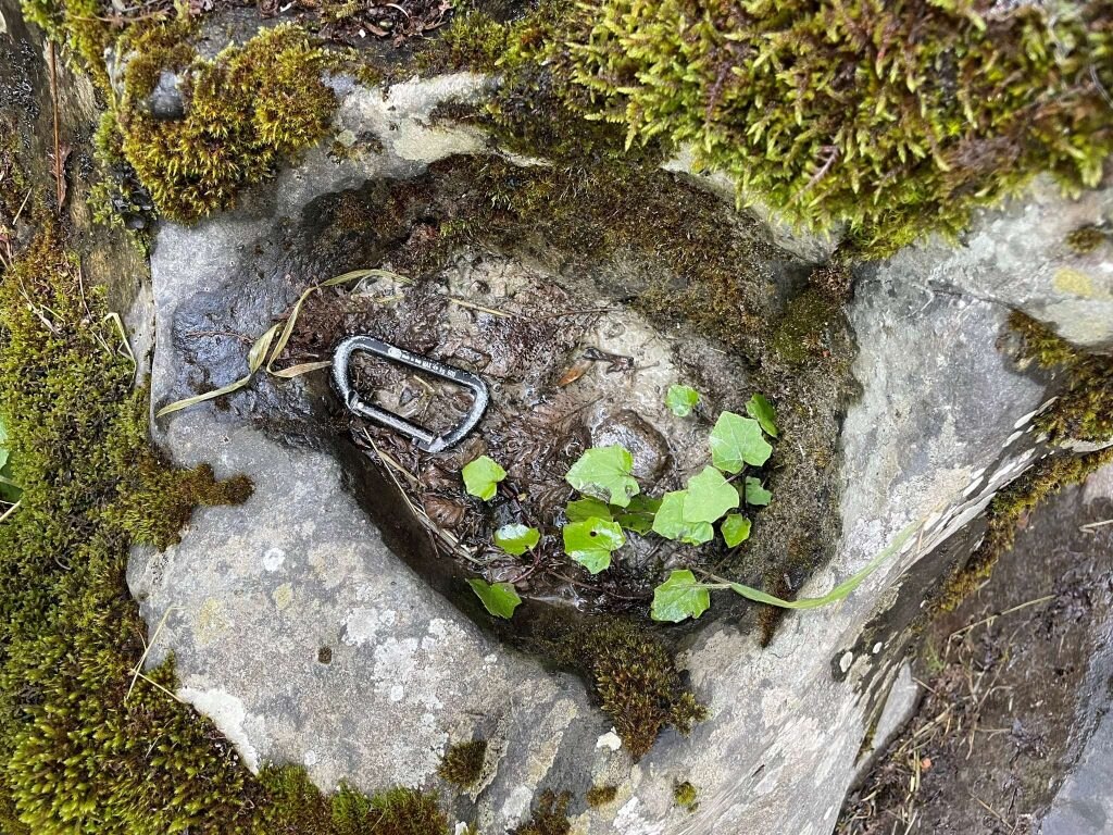 Una conca profonda, levigata, dove l