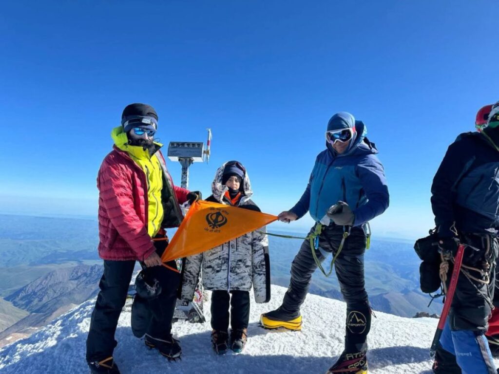 Teghbir Singh sulla cima dell'Elbrus. L'abbigliamento forse non è della taglia corretta