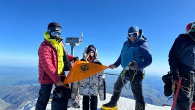 Teghbir Singh sulla cima dell'Elbrus. L'abbigliamento forse non è della taglia corretta