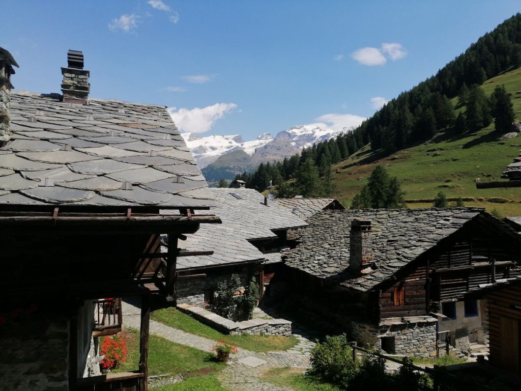 I tetti di Mascognaz, sullo sfondo il Castore e il Polluce. Foto Ettore Pettinaroli