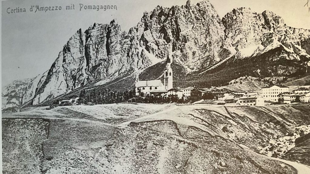 Il fronte della frana in una cartolina di inizi Novecento. (Da La grande frana su cui è sorta Cortina d’Ampezzo, M.Panizza, R. Zardini, M. Spampani , 1986, Edizioni Dolomiti Cortina)