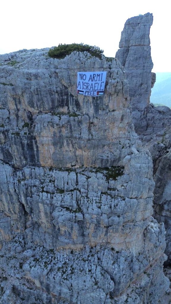 Lo striscione appeso sulle Cinque Torri