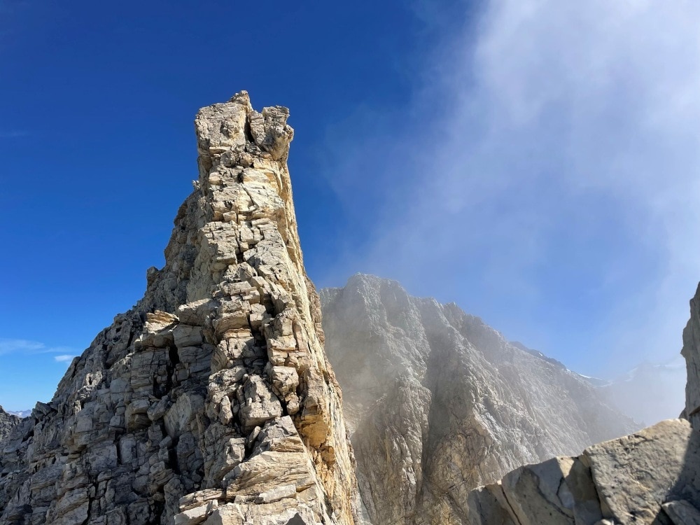 Qui le rocce affiorano nitide e la struttura della montagna si legge come un plastico tridimensionale (foto M. Comi)