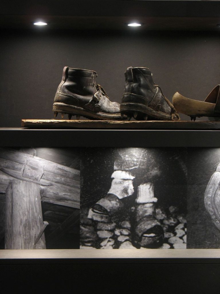 Scarponi chiodati al Museo del ferro e del chiodo