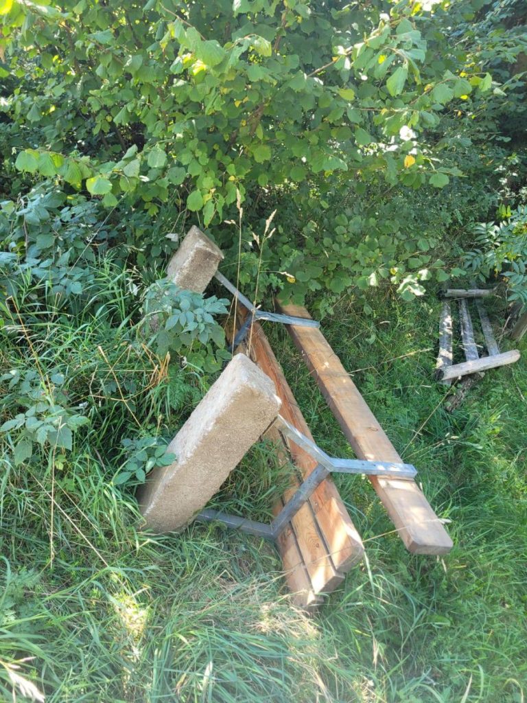 Una delle dieci panchine distrutte @ Bürgerliste Taufers 2010