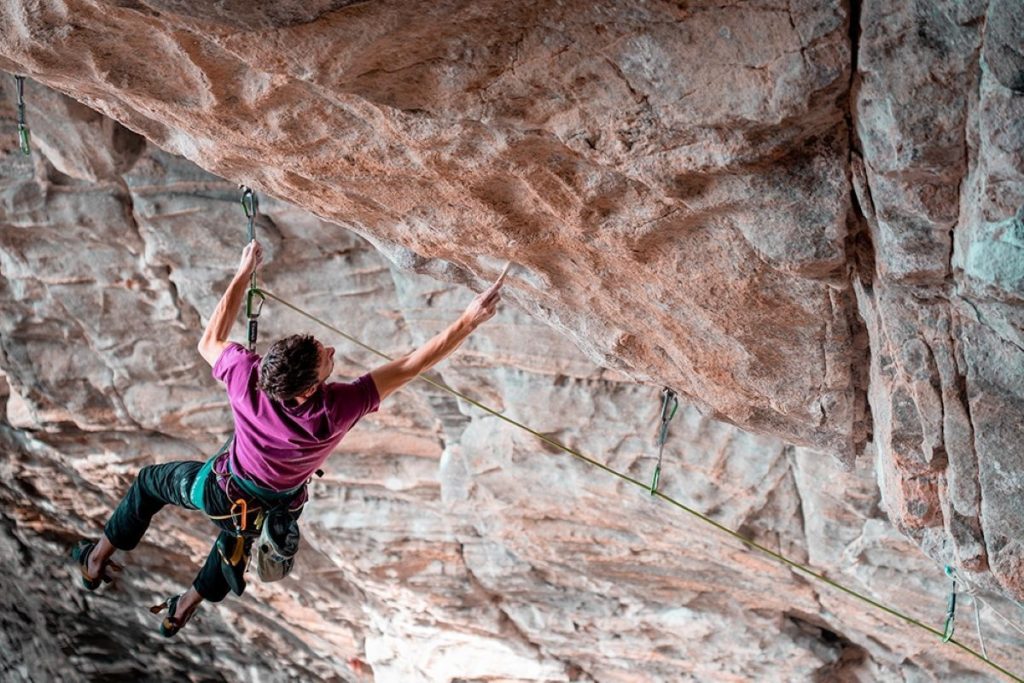 Ghisolfi nel 2022, al lavoro su Silence, il primo 9c al mondo, liberato da Adam Ondra nel 2014. Foto Diego Borello)