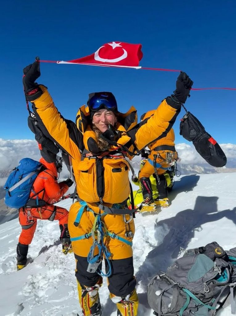 Gulnur Tumbat sulla vetta del K2 @gulnurtumbat