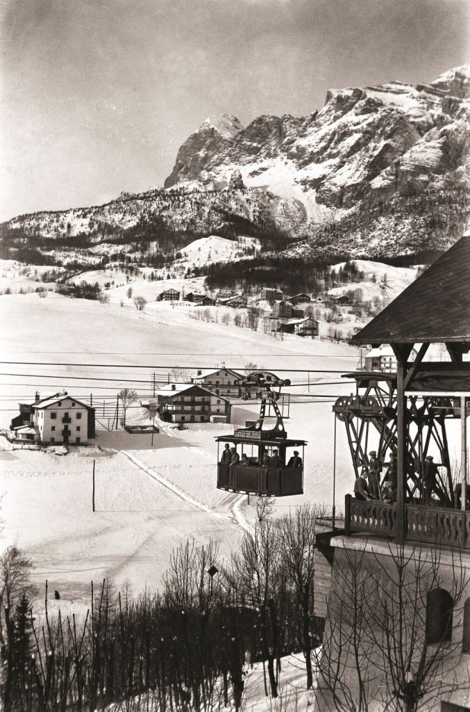 La funivia Cortina-Belvedere di Pocol inaugurata nel 1925. Per i primi anni le cabine erano senza vetri anche nelle stagioni invernali. Archivio storico Zardini