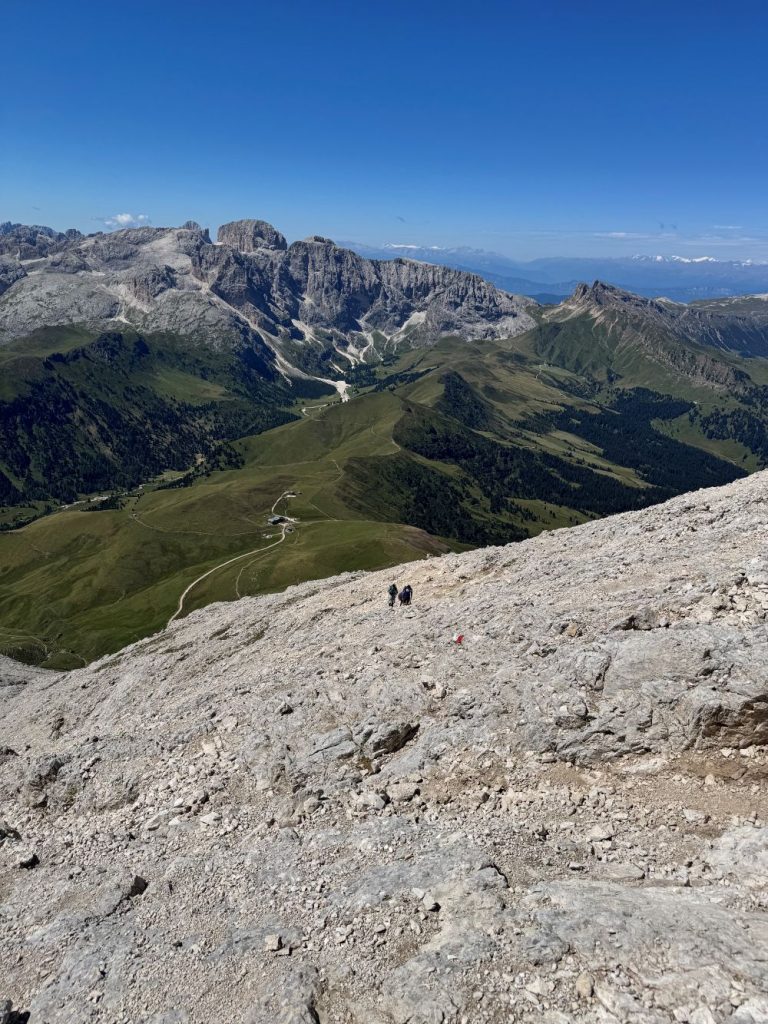 La salita verso la vetta del Sassopiatto. Foto Benedetta Pellegrini
