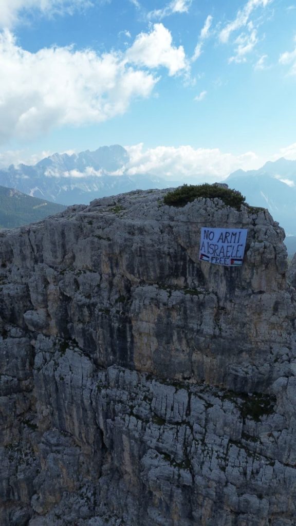 Lo striscione sulle Cinque Torri