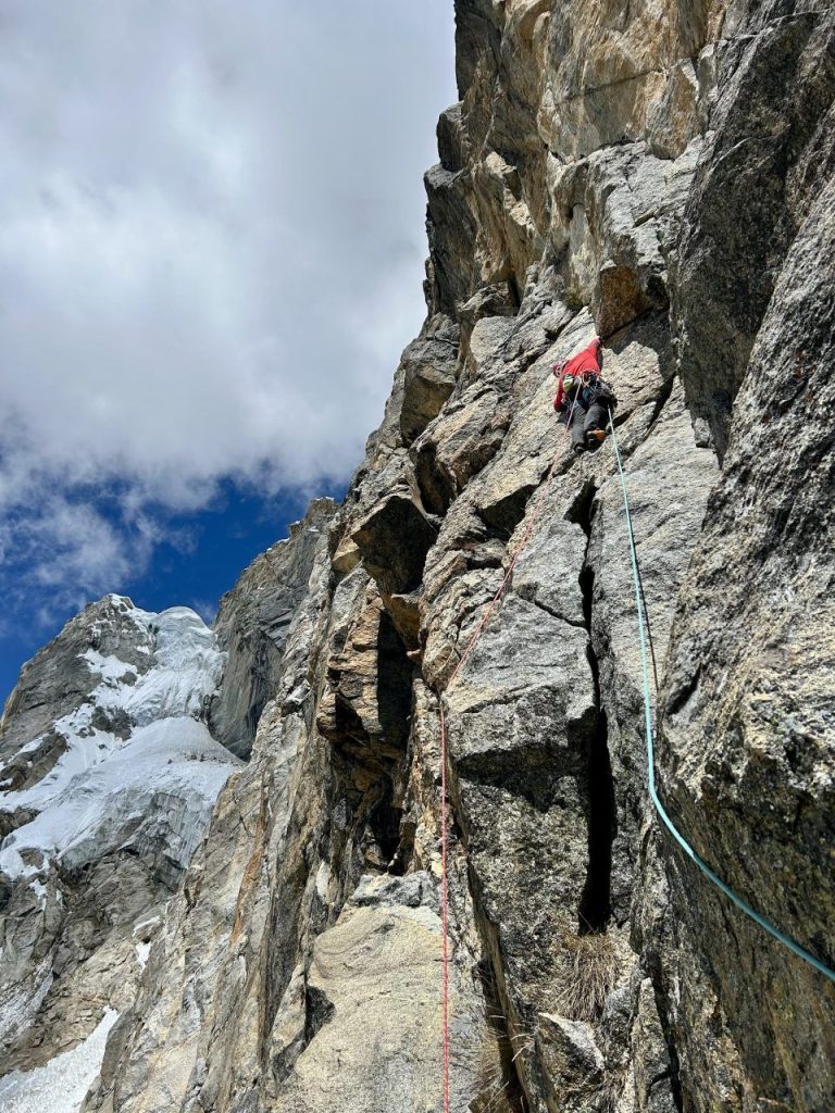 Lungo Carlos Suárez, sulla parete nord del West Cashan. Foto Á. Úbeda
