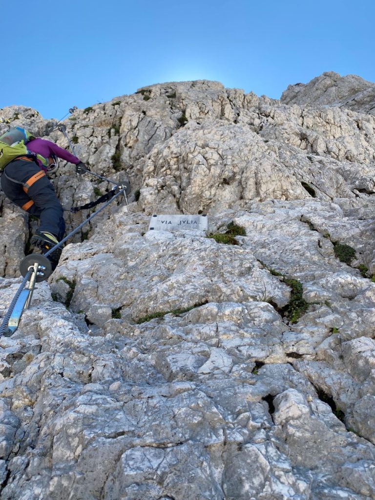Prime lunghezze della ferrata in prossimità della targa dedicata alla Brigata Alpina Julia. Foto Melania Lunazzi
