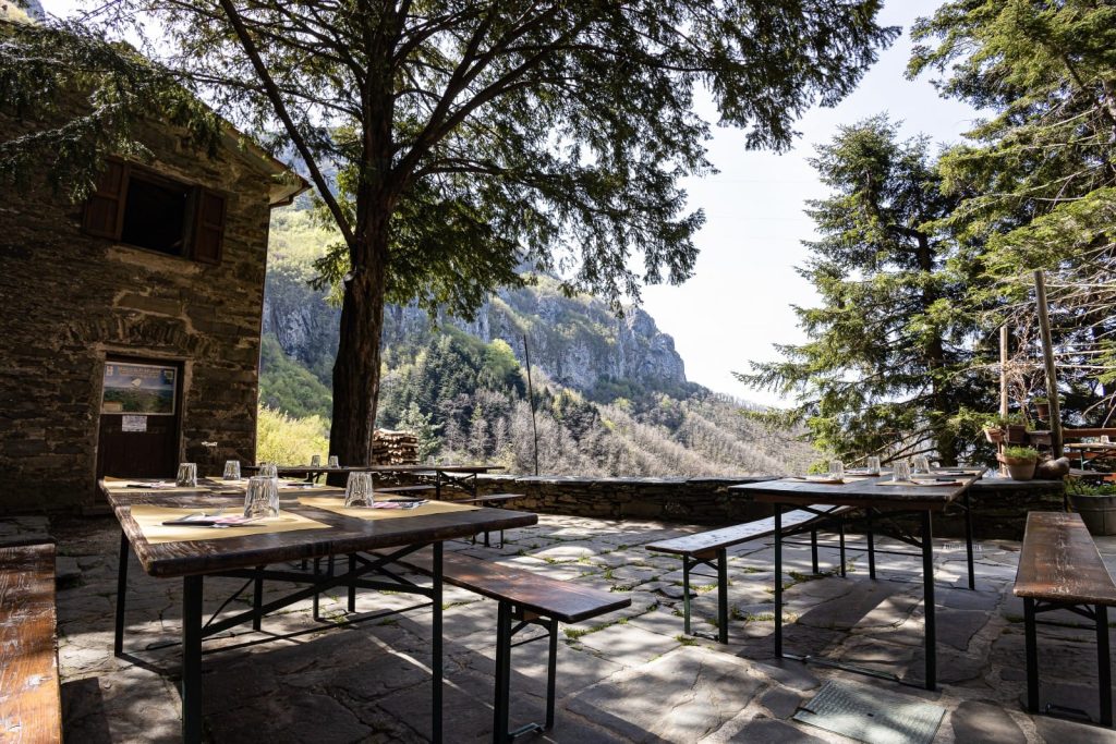 Una delle terrazze del rifugio. FB Rifugio Forte dei Marmi