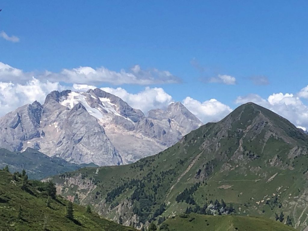Il Monte Pore (a sinistra la Marmolada). Foto Massimo Spampani