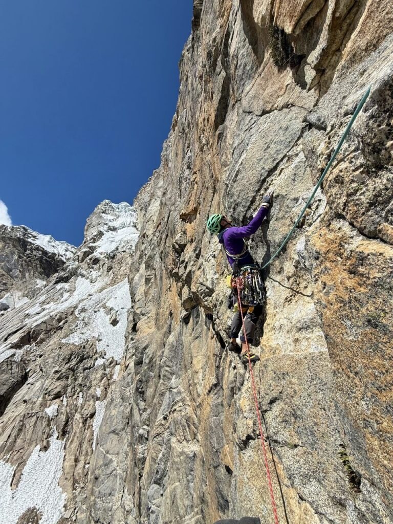 Salendo Carlos Suárez sulla parete nord del West Cashan. Foto Á. Úbeda