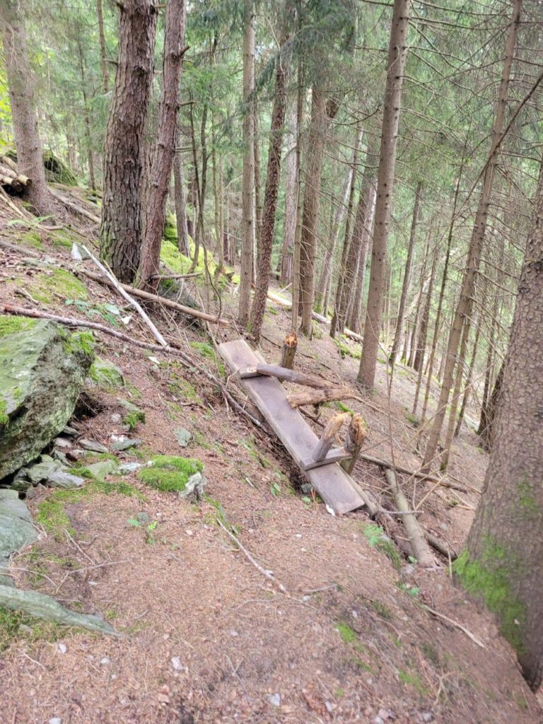 Una delle panchine fatte a pezzi @ Bürgerliste Taufers 2010