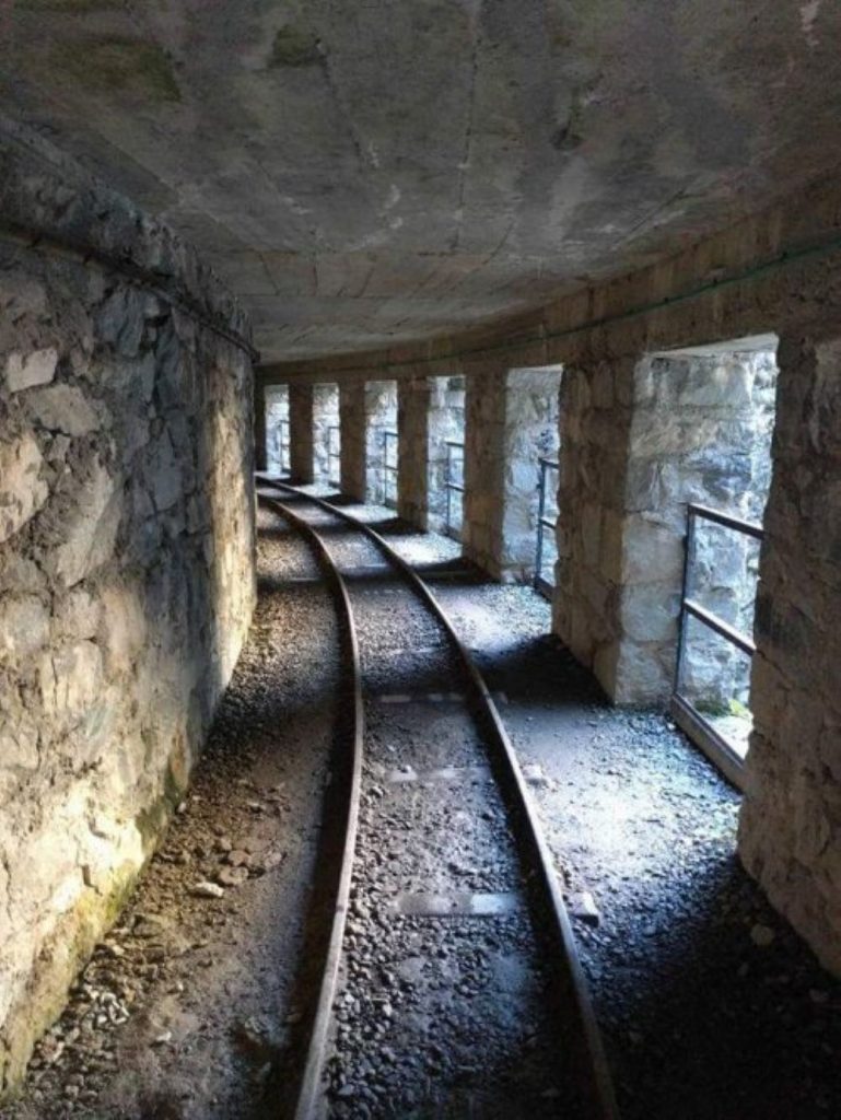 Si cammina anche in galleria. @ Comune Verceia