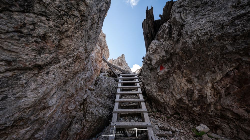 Un scala costruita su un passaggio dei Kaiserjäger, si vedono i vecchi gradini del 15-18. Foto Luigi Tassi