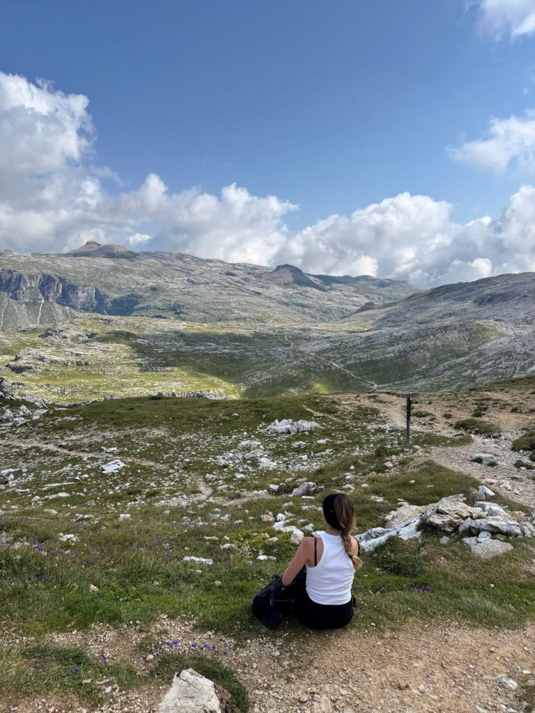 Spazi ampi e silenziossi appena dopo la forcella del Cir. Foto Benedetta Pellegrini