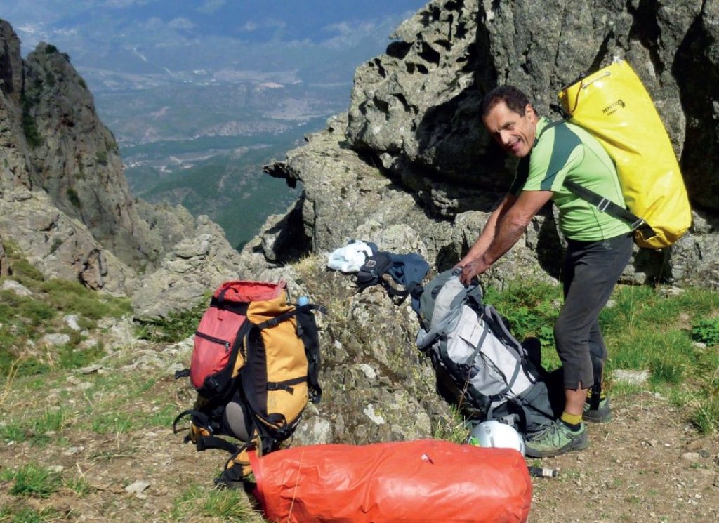 Trasporto del materiale alla base delle pareti