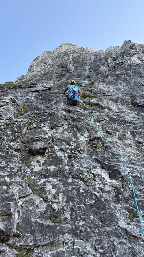 Le mani leggono appigli, i piedi trovano equilibrio su appoggi che sembrano scolpiti (foto M. Comi)