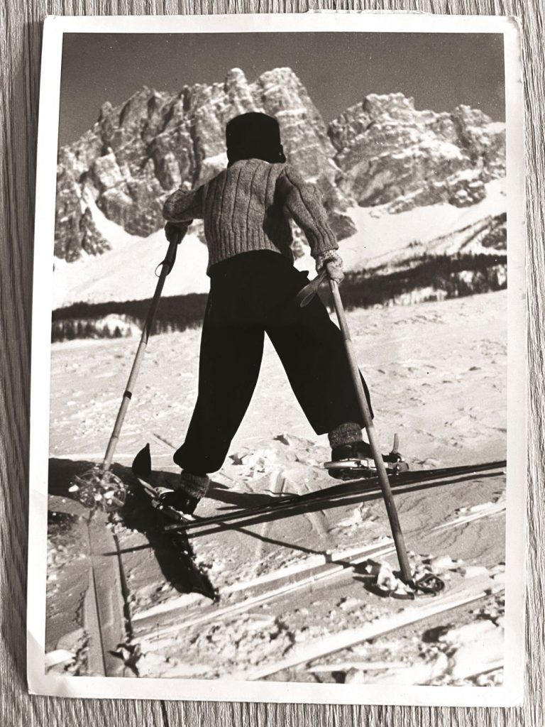 Anni Trenta del Novecento. Quanta fatica salire a _spina di pesce_ . per guadagnarsi la discesa! Sullo sfondo il Pomagagnon. Foto Giacomelli