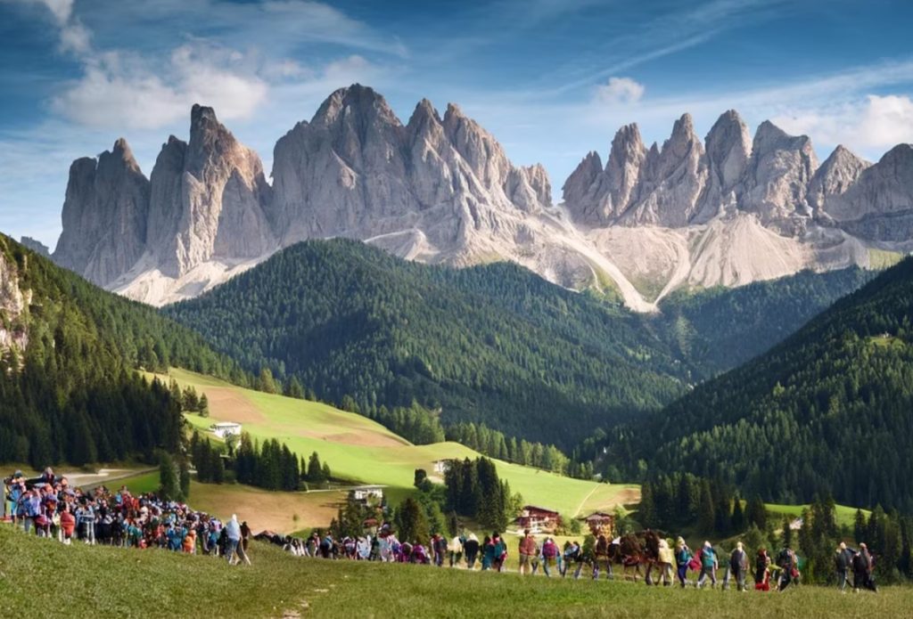 Ovetourism-in-Dolomiti-@Firefly-immagine-generata-con-AI
