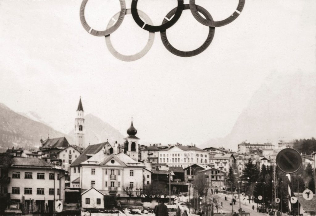 Cortina d'Ampezzo, gennaio 1956. In basso a destra la nuova via Olimpia costruita per i Giochi. Foto Cristallo