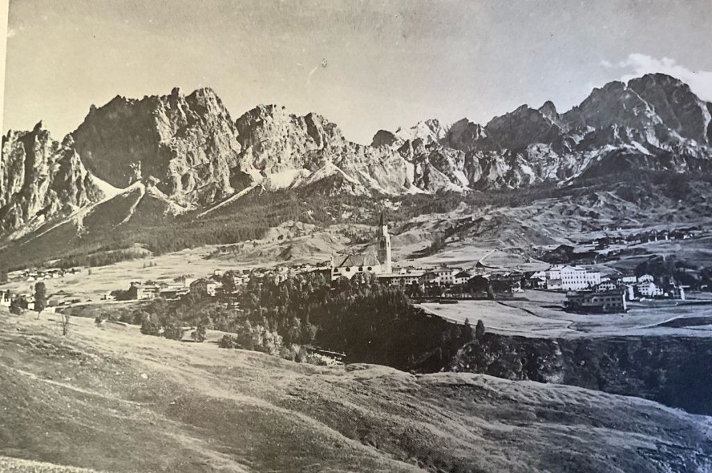 I segni della frana del V-VI secolo d.C. ancora evidenti nel 1905. (Da La grande frana su cui è sorta Cortina d’Ampezzo, M.Panizza, R. Zardini, M. Spampani , 1986, Edizioni Dolomiti Cortina