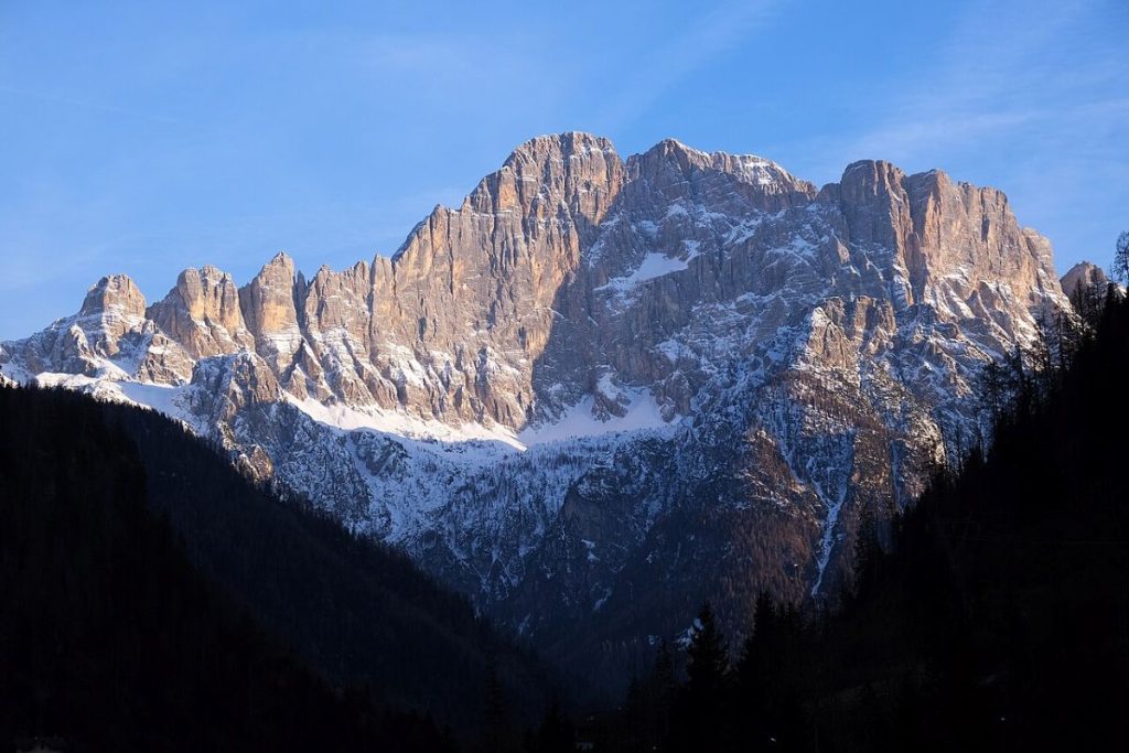 Il Monte Civetta visto da Caprile. Qui Solleder e Lettembauer aprirono nel 1925 la prima via classificata ufficialmente di sesto grado @ Wikipedia, Kallerna