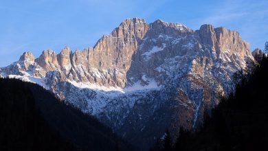 Il Monte Civetta visto da Caprile. Qui Solleder e Lettembauer aprirono nel 1925 la prima via classificata ufficialmente di sesto grado @ Wikipedia, Kallerna