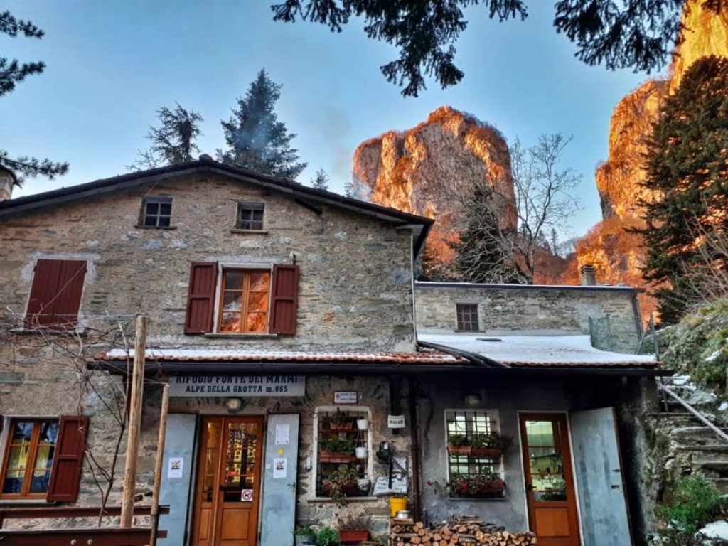 Il Rifugio Forte dei Marmi, alle sue spalle il Procinto. FB Rifugio Forte dei Marmi