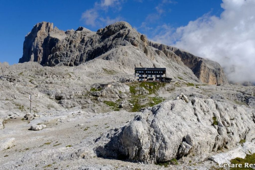 Il Rifugio Pedrotti alla Rosetta col Cimon della Pala. Foto Cesare Re