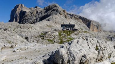 Il Rifugio Pedrotti alla Rosetta col Cimon della Pala. Foto Cesare Re
