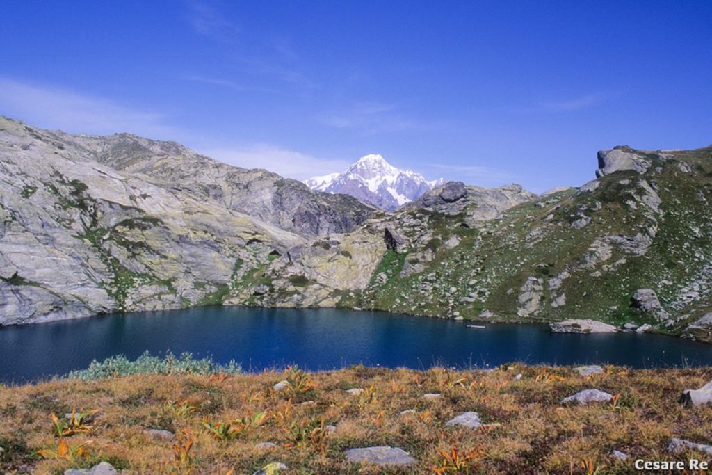 Il primo lago di Bella Comba, con sullo sfondo la cima del Monte Bianco. Foto Cesare Re