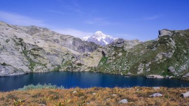 Il primo lago di Bella Comba, con sullo sfondo la cima del Monte Bianco. Foto Cesare Re