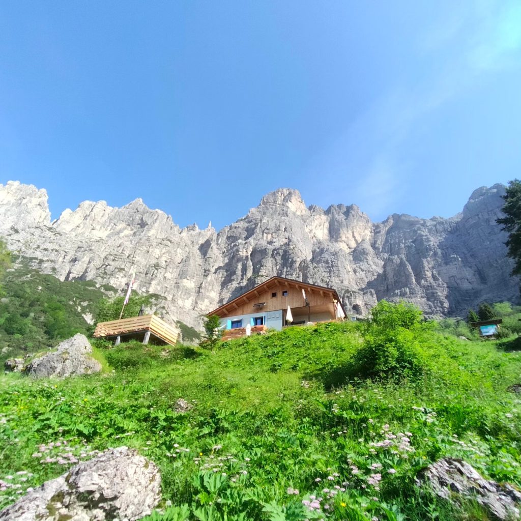 Il rifugio 7° Alpini e la parete sud della Schiara