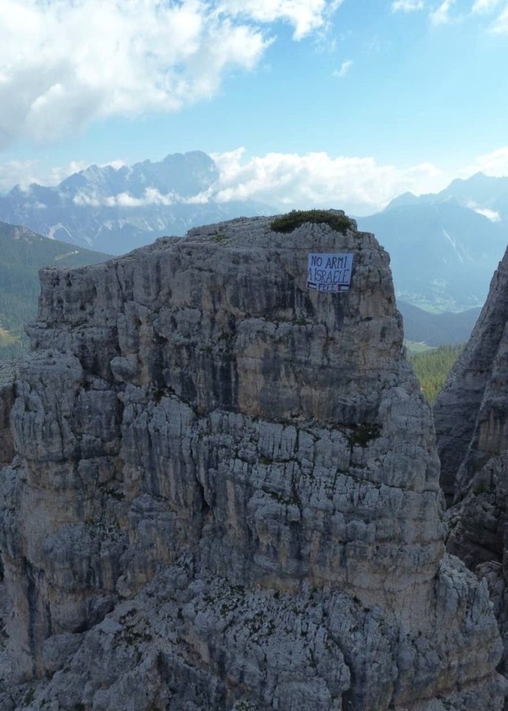 La Torre Latina con lo striscione appeso a inizio settimana