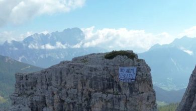 La Torre Latina con lo striscione appeso a inizio settimana
